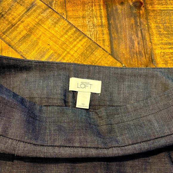 LOFT Ann Taylor Loft Dark Blue
Chambray Skirt Size 10. Pockets and size zip. - Picture 8 of 10